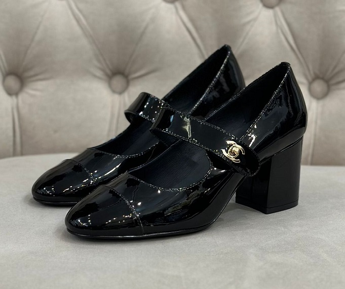 Женские кожаные лаковые черные туфли Chanel на каблуке