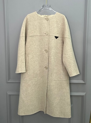 Женское светло-бежевое пальто Prada