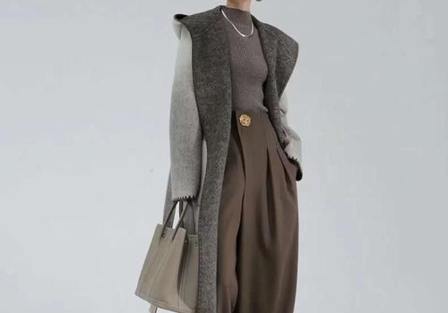 Женское серое пальто Toteme с капюшоном и поясом
