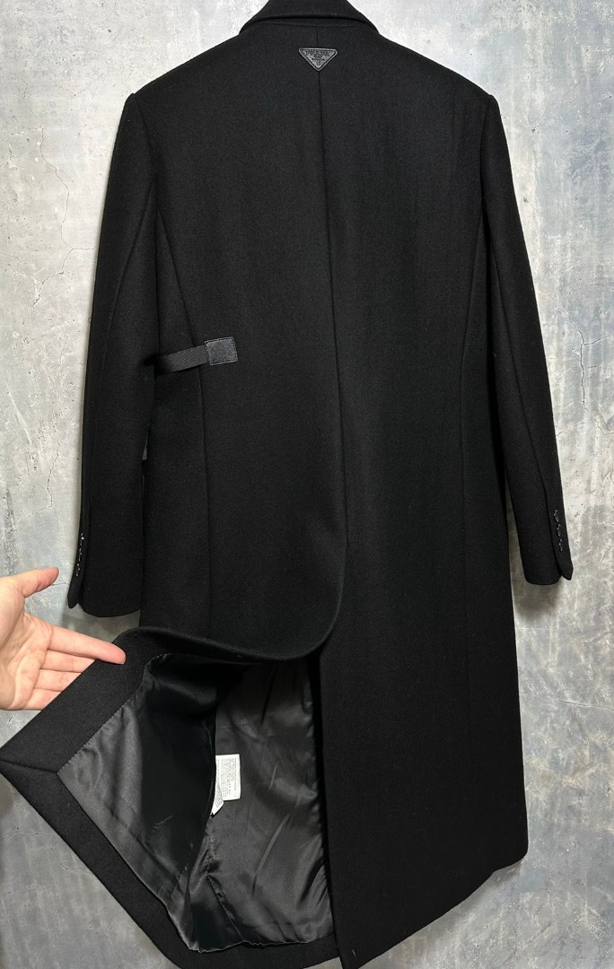 Женское черное пальто Prada