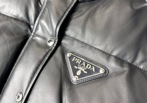 Женская зимняя кожаная куртка - жилет Prada черная