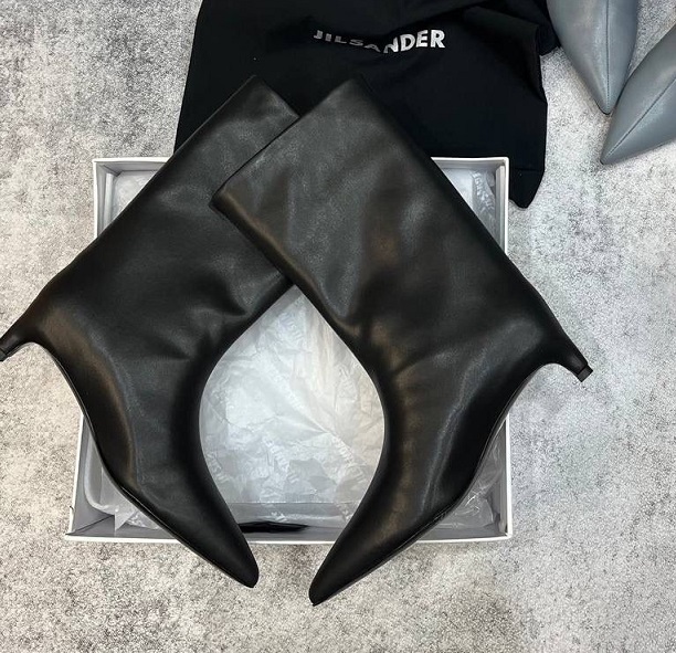 Женские черные кожаные сапоги Jil Sander