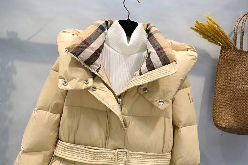 Женское бежевое пуховое пальто Burberry