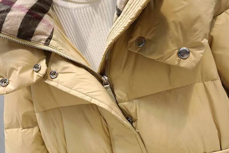 Женское бежевое пуховое пальто Burberry