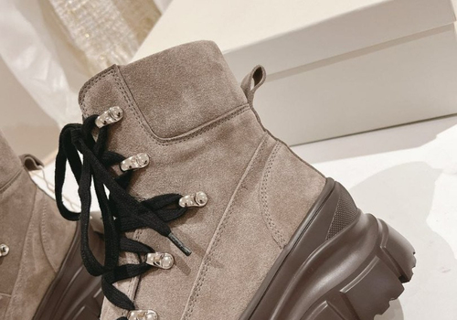 Женские бежевые высокие замшевые ботинки Brunello Cucinelli