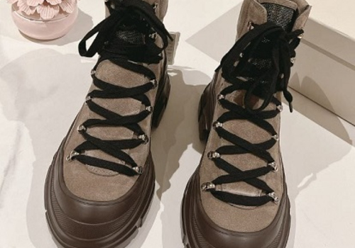 Женские бежевые высокие замшевые ботинки Brunello Cucinelli