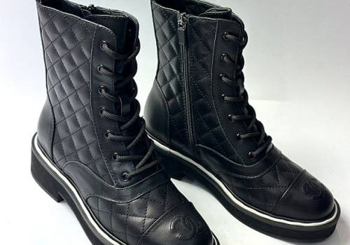 Женские кожаные стеганые ботинки Chanel черные