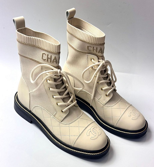 Женские молочные кожаные стеганые ботинки Chanel