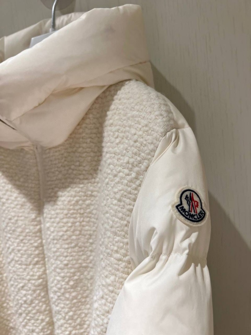 Женская белая пуховая куртка Moncler
