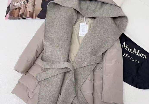 Женская бежевая куртка Max Mara с капюшоном