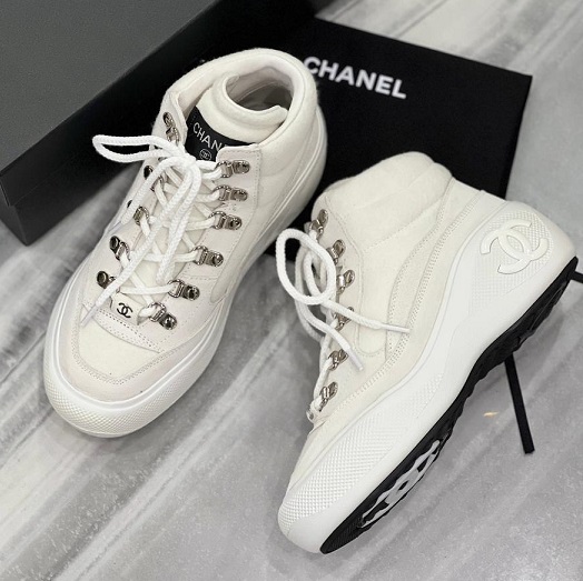 Женские белые кроссовки Chanel