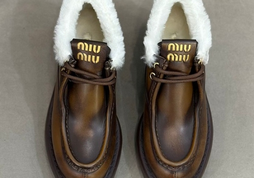 Женские кожаные коричневые ботинки с мехом Miu Miu