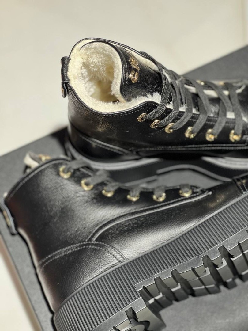 Зимние черные кожаные высокие ботинки Chanel с мехом