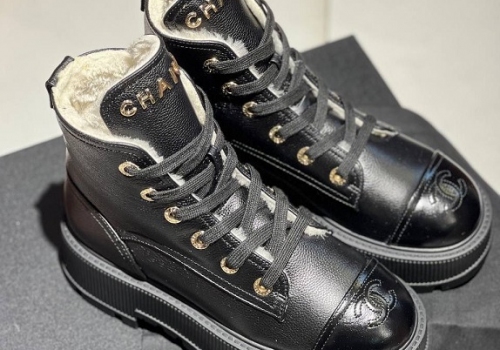 Зимние черные кожаные высокие ботинки Chanel с мехом