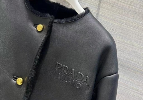 Женская черная кожаная дубленка Prada