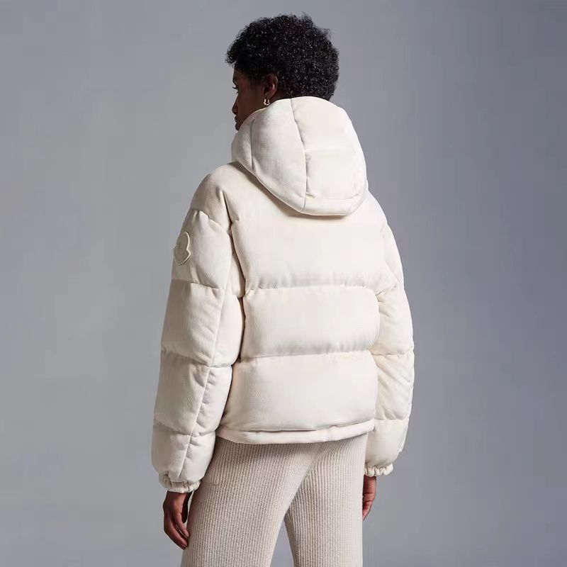 Короткий женский пуховик Moncler белый