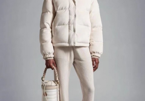 Короткий женский пуховик Moncler белый