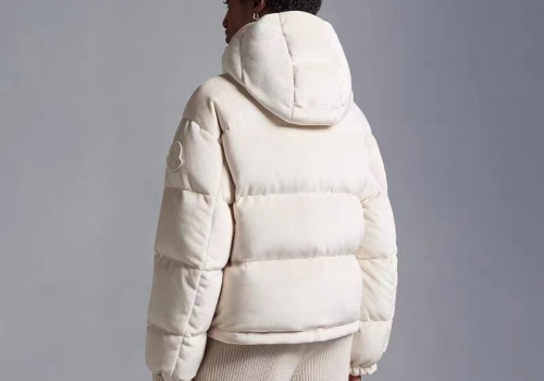 Короткий женский пуховик Moncler белый