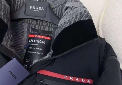 Черный женский короткий пуховик - жилет Prada