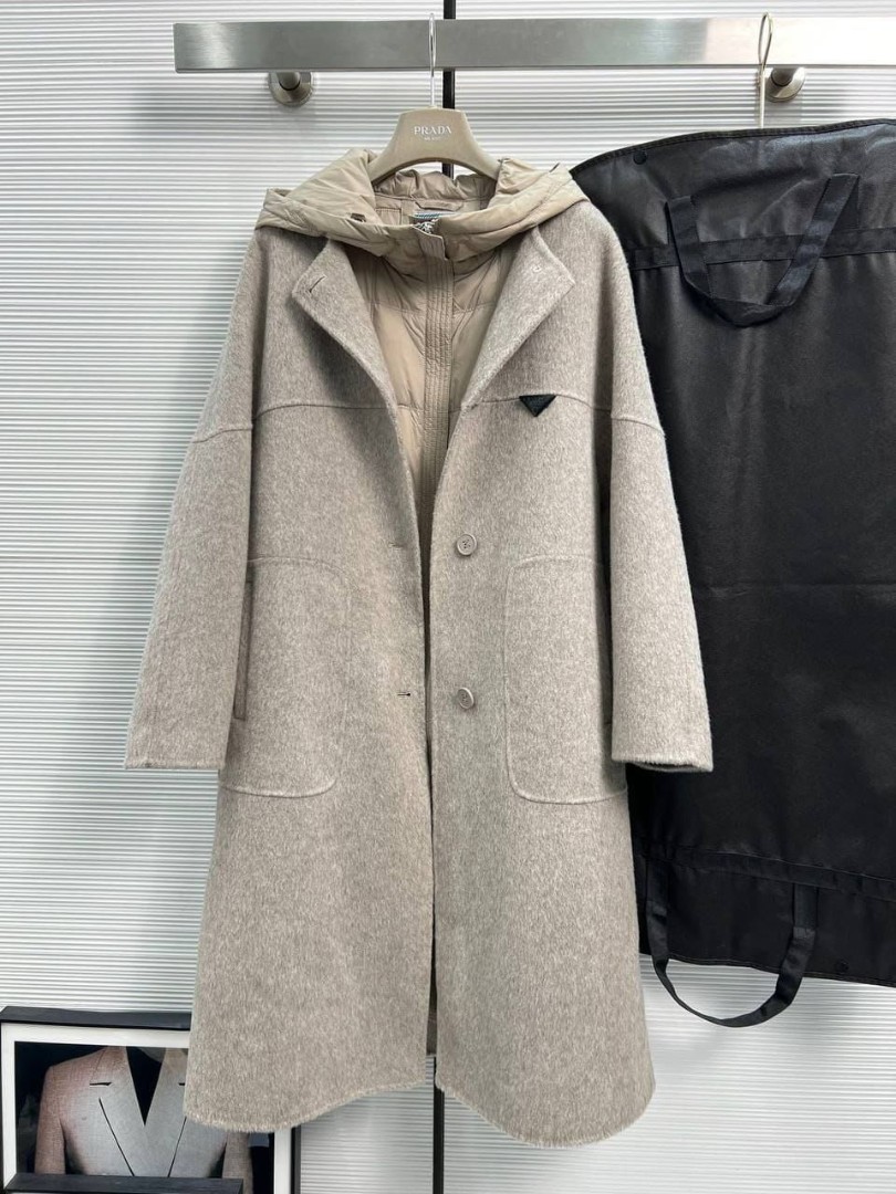 Женское серое пальто Prada