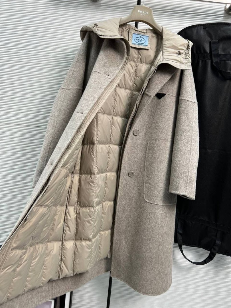 Женское серое пальто Prada