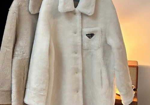 Женское меховое пальто Prada белое