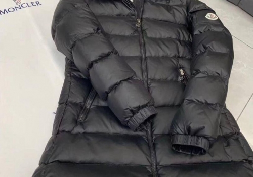 Женское черное пуховое пальто Moncler с капюшоном
