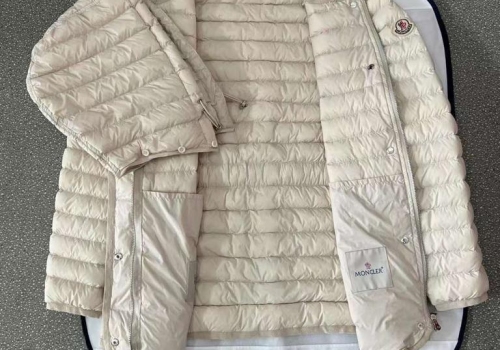 Женский белый пуховик Moncler с капюшоном и поясом