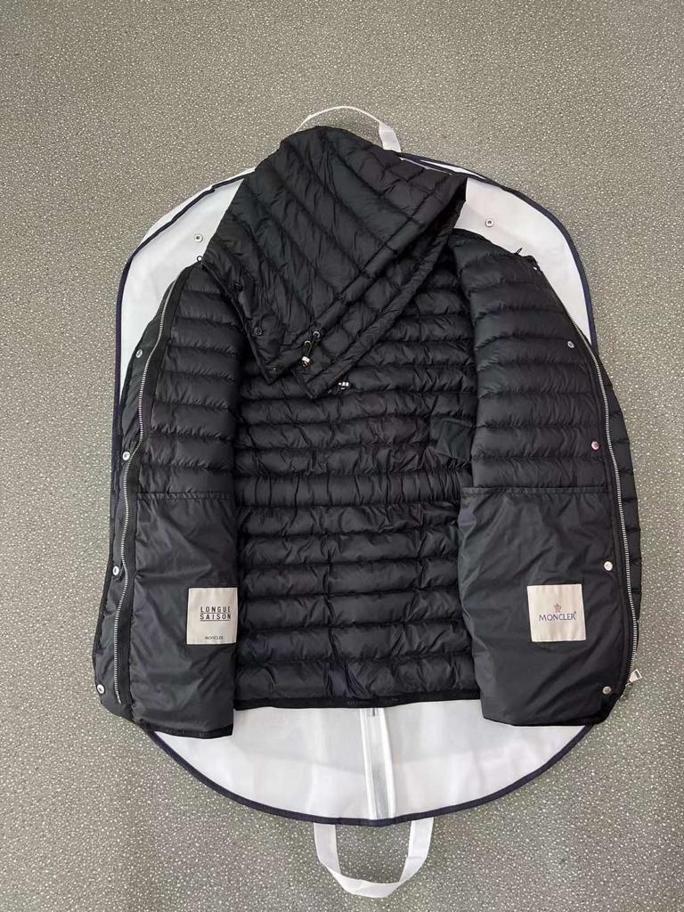 Женский черный пуховик Moncler с капюшоном и поясом