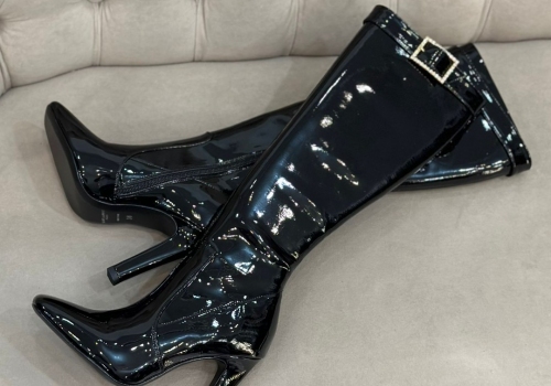 Женские кожаные сапоги Saint Lauren на высоком каблуке