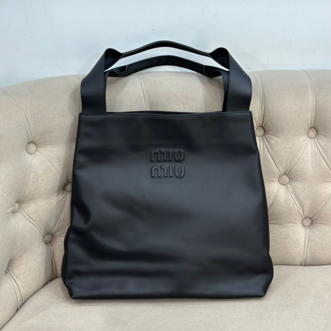 Женская кожаная сумка-хобо Miu Miu черная