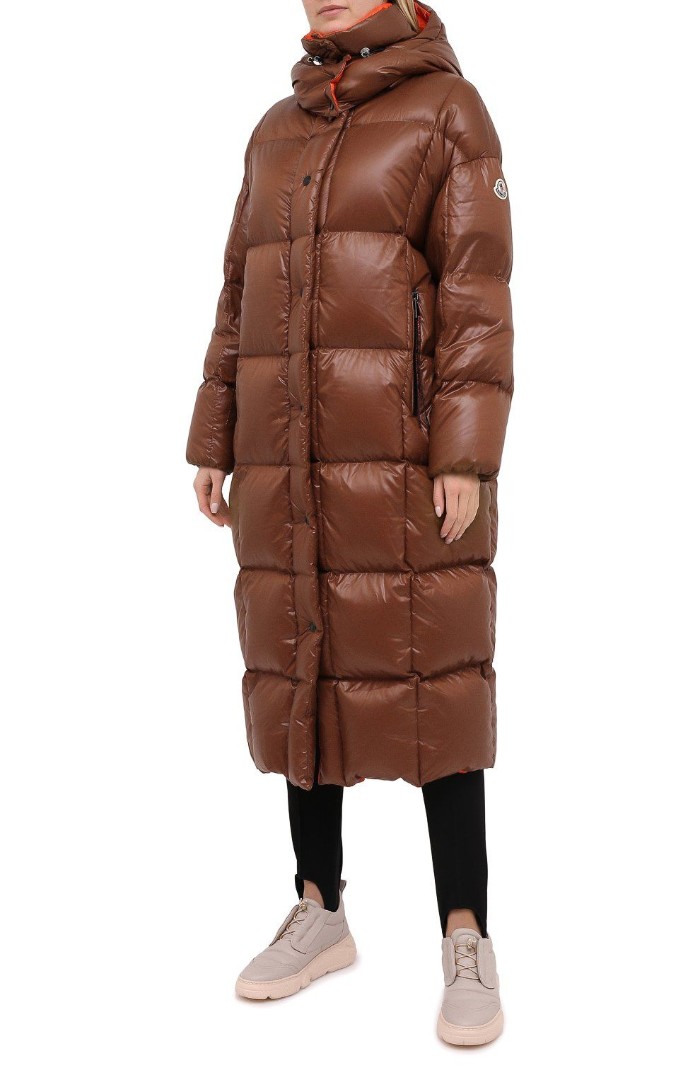 Женское утепленное пальто на пуху Moncler коричневое