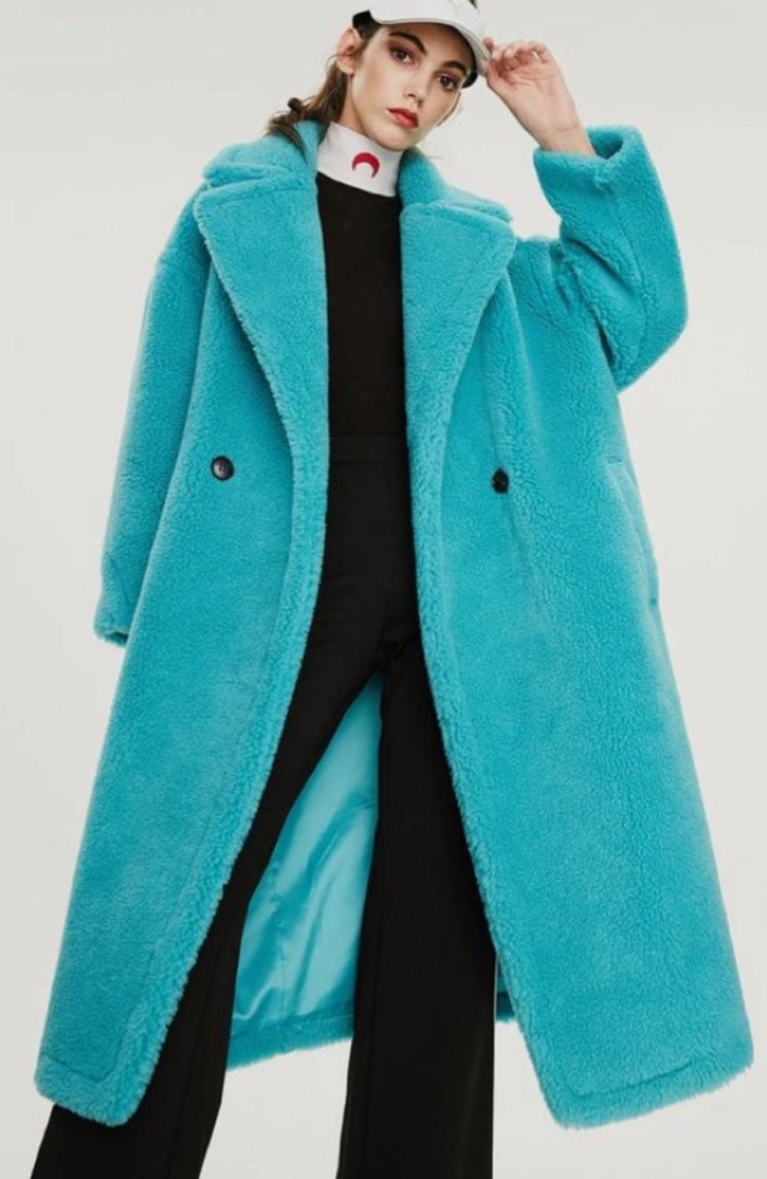 Женское голубое пальто из меха Max Mara