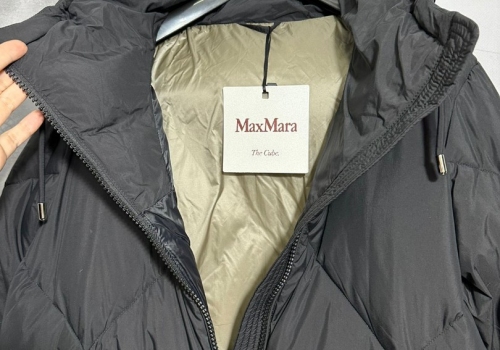 Женский черный пуховик с капюшоном Max Mara