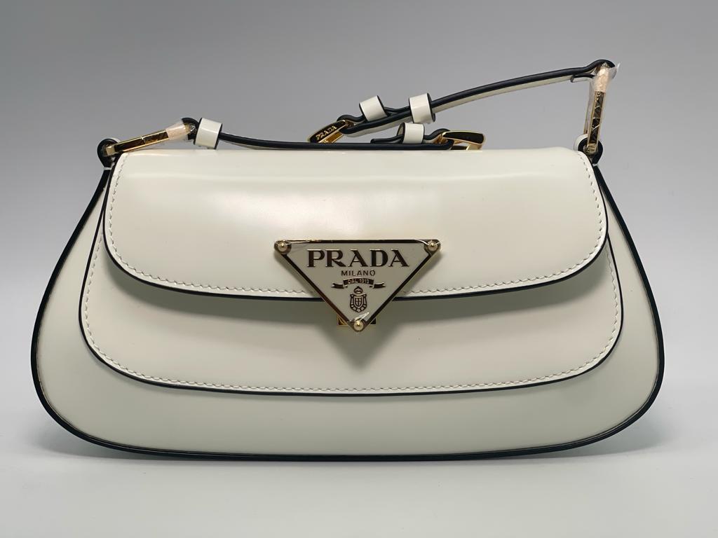 Женская кожаная белая сумочка Prada