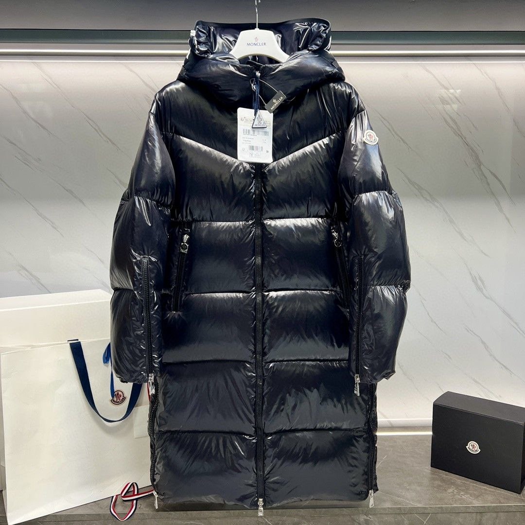 Женский черный пуховик Moncler с капюшоном