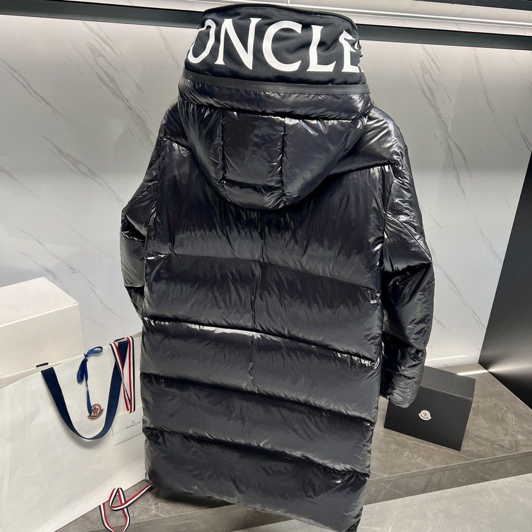 Женский черный пуховик Moncler с капюшоном