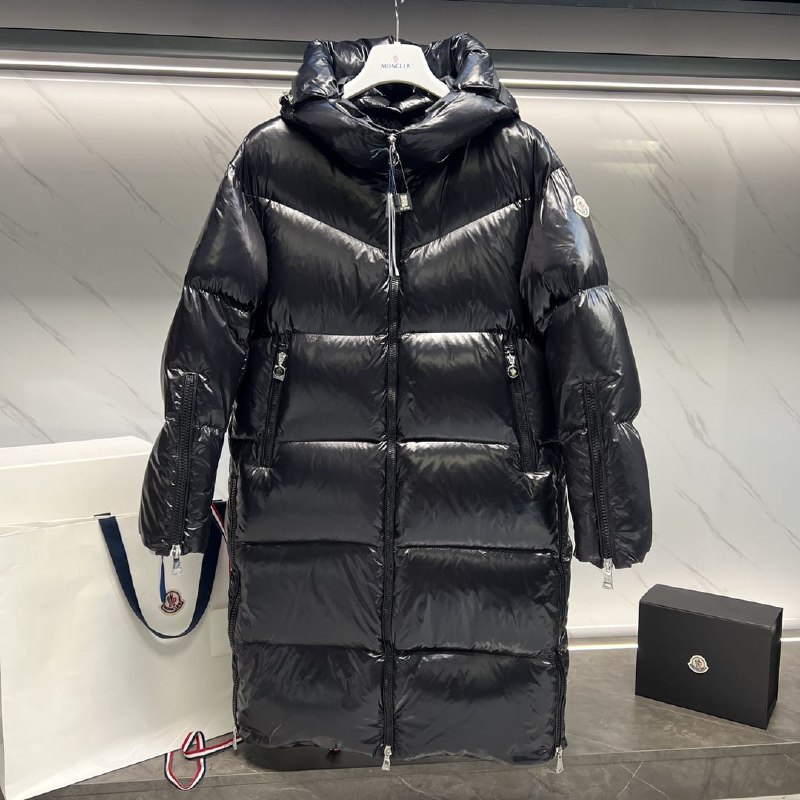 Женский черный пуховик Moncler с капюшоном