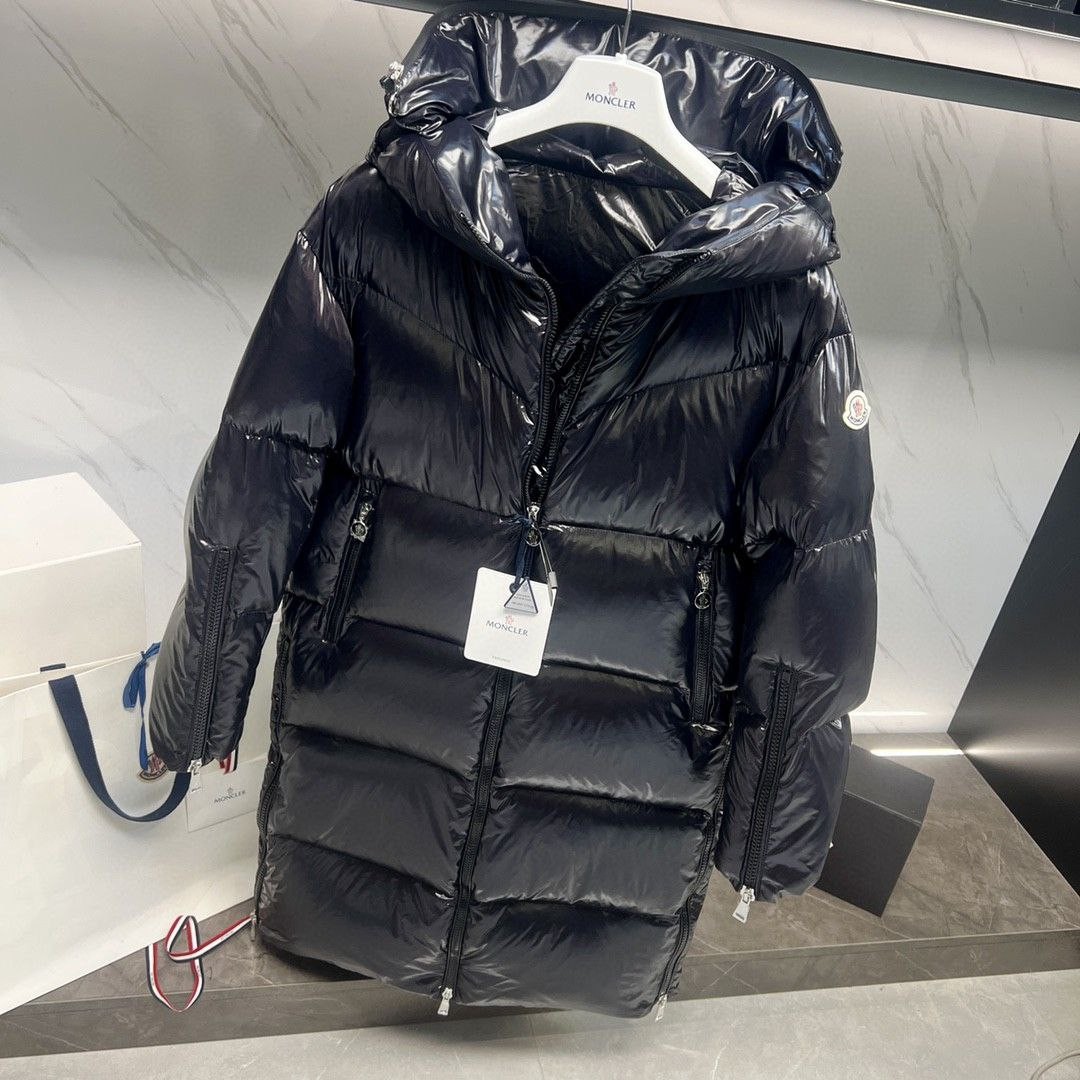 Женский черный пуховик Moncler с капюшоном