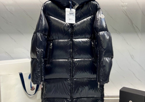 Женский черный пуховик Moncler с капюшоном