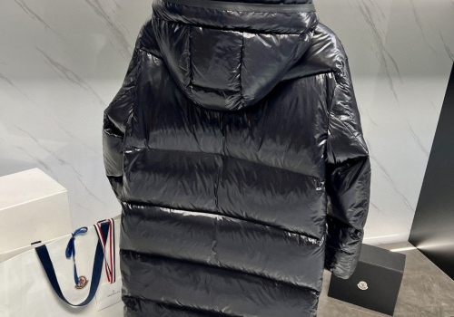 Женский черный пуховик Moncler с капюшоном