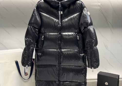 Женский черный пуховик Moncler с капюшоном