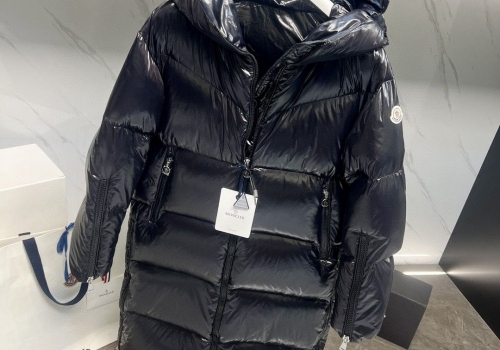 Женский черный пуховик Moncler с капюшоном