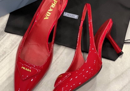 Кожаные красные босоножки Prada