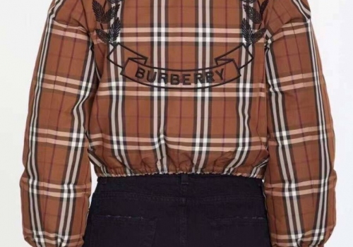 Женская короткая коричневая куртка Burberry