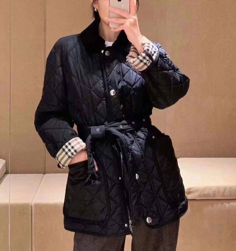 Женская черная куртка с поясом Burberry