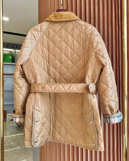 Женская бежевая куртка с поясом Burberry