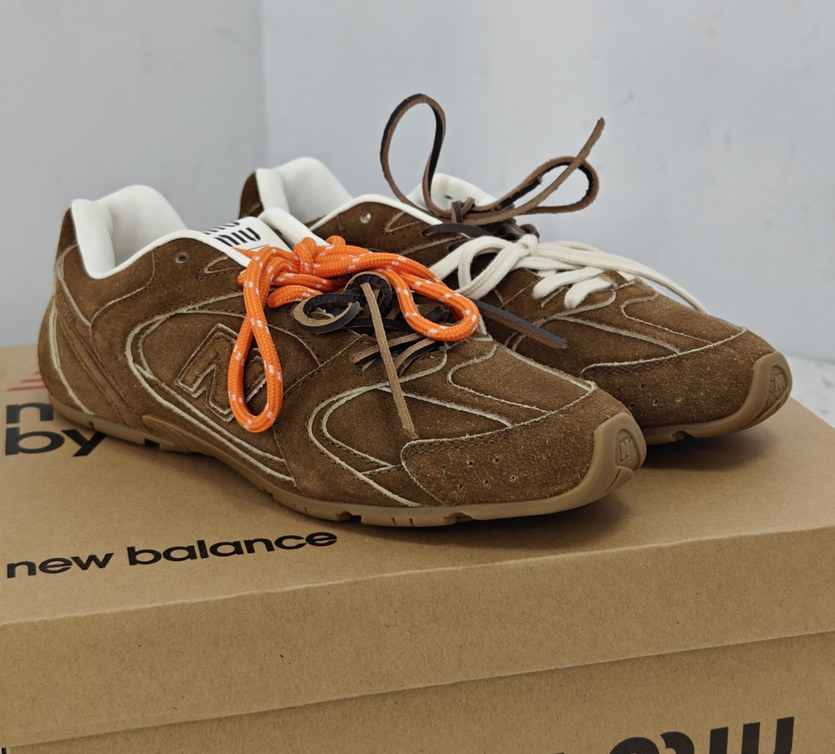 Женские замшевые коричневые кроссовки New Balance Miu Miu