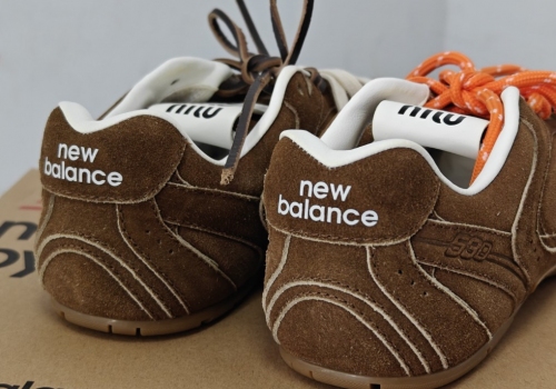 Женские замшевые коричневые кроссовки New Balance Miu Miu