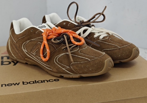 Женские замшевые коричневые кроссовки New Balance Miu Miu